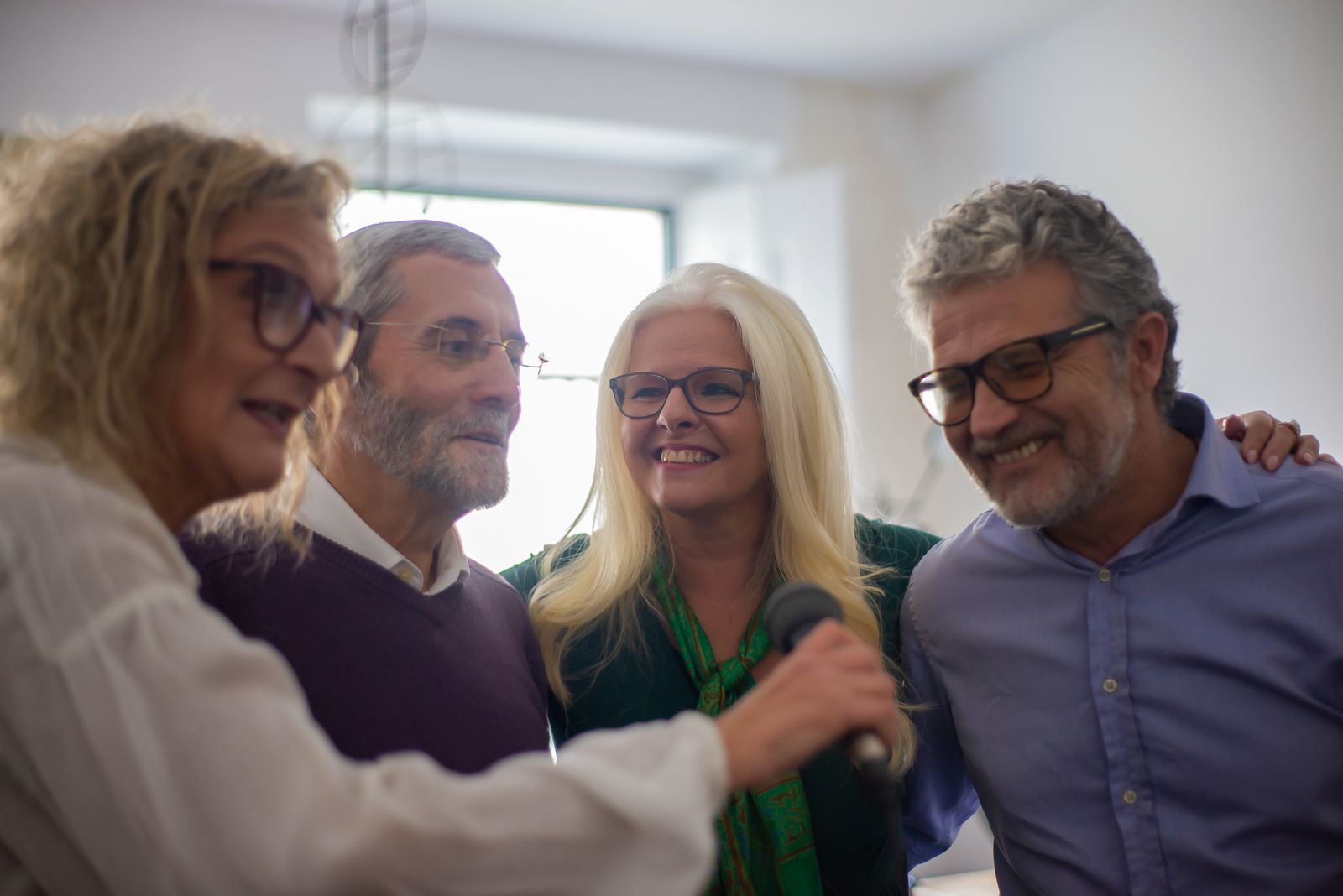 Un gruppo di persone riunito in un momento di condivisione
