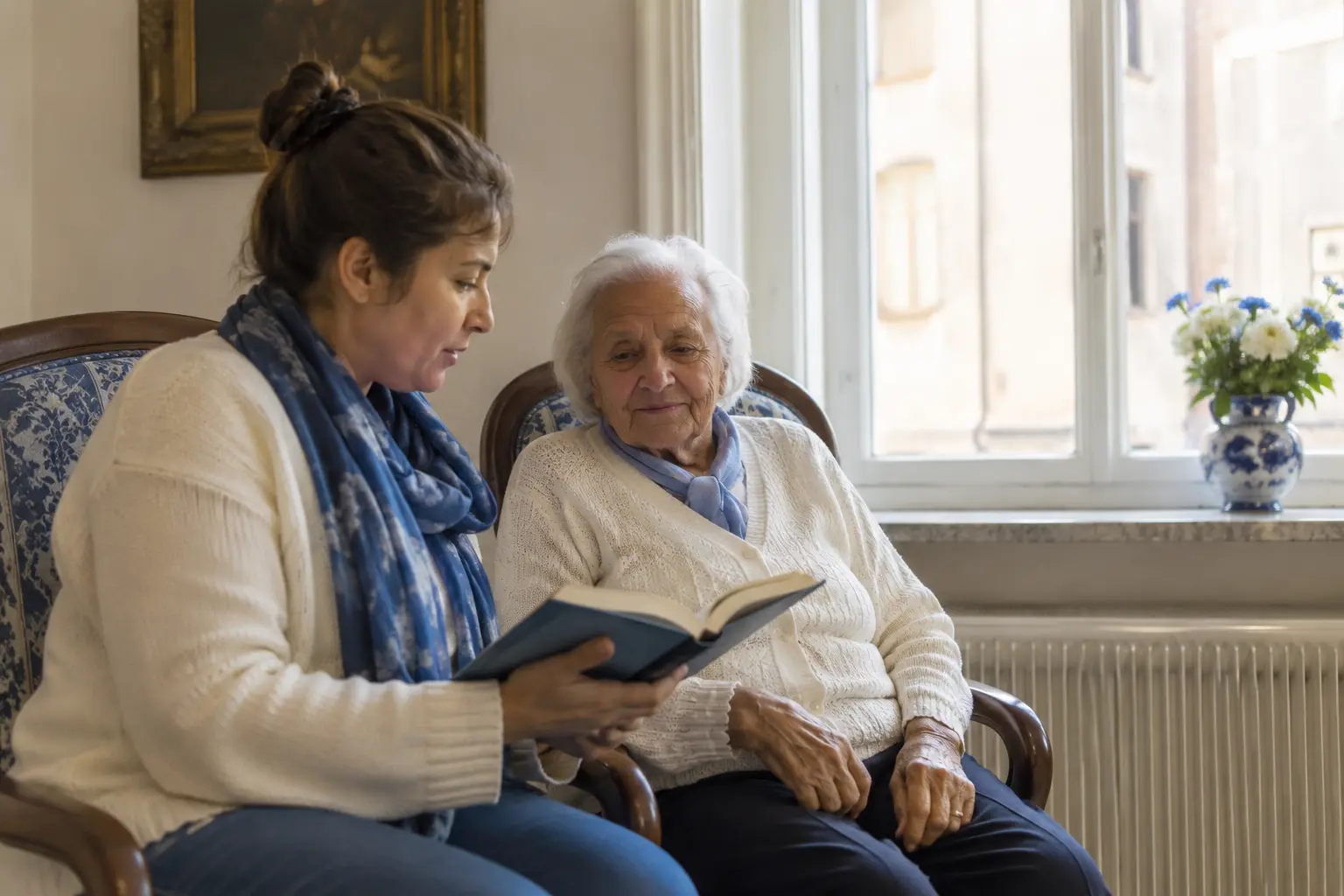 Una volontaria legge insieme a un’anziana
